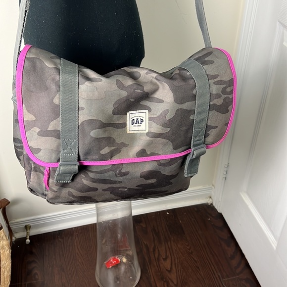 Gap Camo Shoulder Messenger Bag - Picture 5 of 11